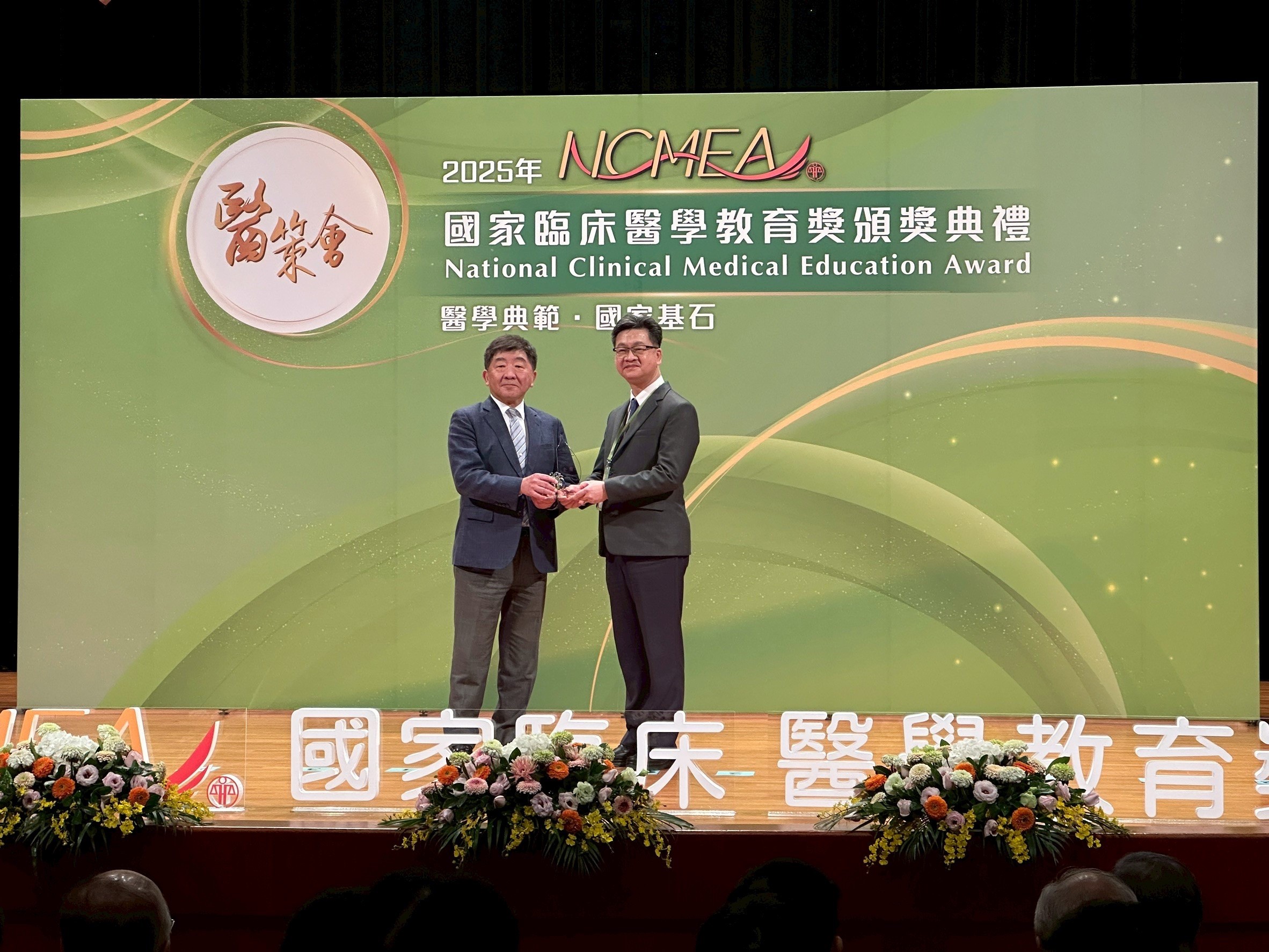 DeputySuperintendentChenDengweioftheHeadquartersacceptedtheGoldAwardintheAcuteandCriticalCareSimulationCategory